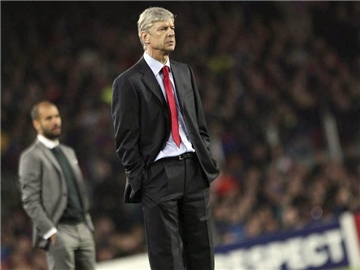Arsenal-Trainer Arsene Wenger (r) und City-Coach Pep Guardiola könnten mit dem FA Cup ihre Saison-Bilanz aufpolieren. Foto: Albert Olive/Archiv