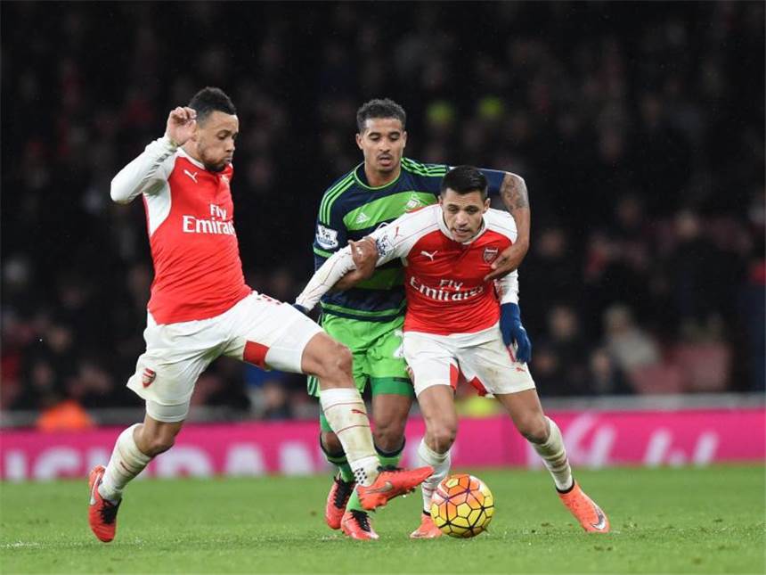 Arsenal und Tottenham patzen, Liverpool gelingt Revanche Arsenals Alexis Sanchez (R) und Francois Coquelin werden von Swanseas Kyle Naughton attackiert. Foto: Facundo Arrizabalaga