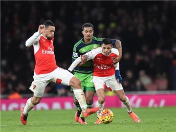 Arsenals Alexis Sanchez (R) und Francois Coquelin werden von Swanseas Kyle Naughton attackiert. Foto: Facundo Arrizabalaga