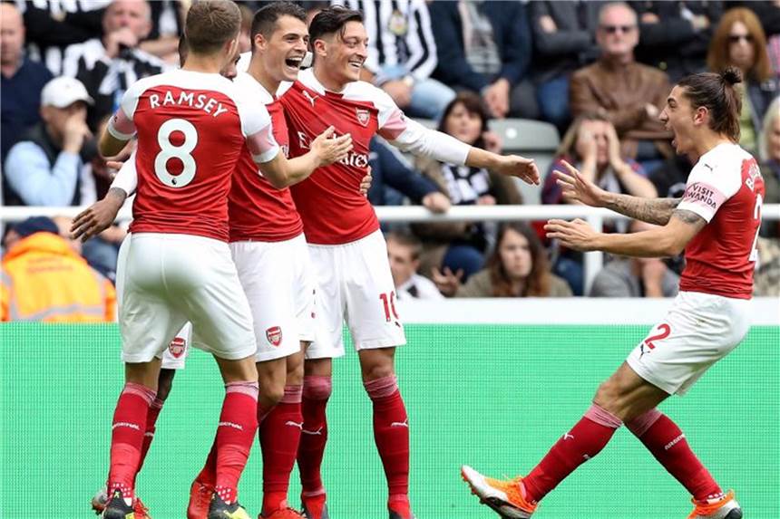 Özil trifft für Arsenal - Chelsea zieht an Liverpool vorbei Arsenals Granit Xhaka (2.v.l.) wird von seinen Teamkollegen um Mesut Özil (2.v.r) zu seinem Treffer zum 1:0 beglückwünscht. Foto: Owen Humphreys/PA Wire