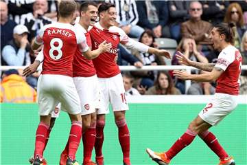 Arsenals Granit Xhaka (2.v.l.) wird von seinen Teamkollegen um Mesut Özil (2.v.r) zu seinem Treffer zum 1:0 beglückwünscht. Foto: Owen Humphreys/PA Wire