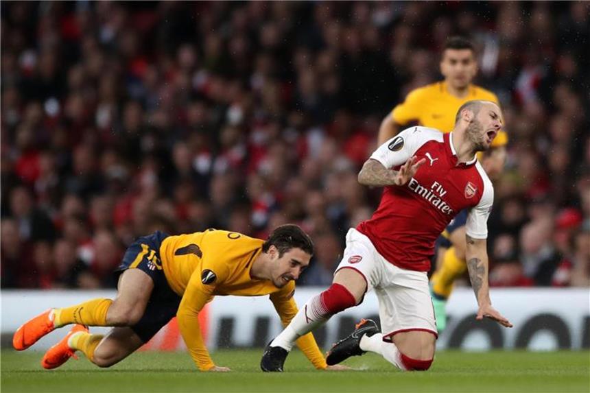 Griezmann schockt Arsenal spät mit 1:1 - Salzburg unterliegt Arsenals Jack Wilshere (M) wird von Sime Vrsaljko (l) gefolt. Der Spieler von Atletico Madrid sieht später rot. Foto: Nick Potts/PA Wire