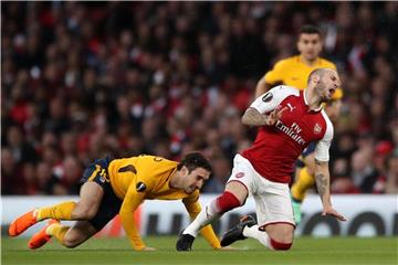 Arsenals Jack Wilshere (M) wird von Sime Vrsaljko (l) gefolt. Der Spieler von Atletico Madrid sieht später rot. Foto: Nick Potts/PA Wire