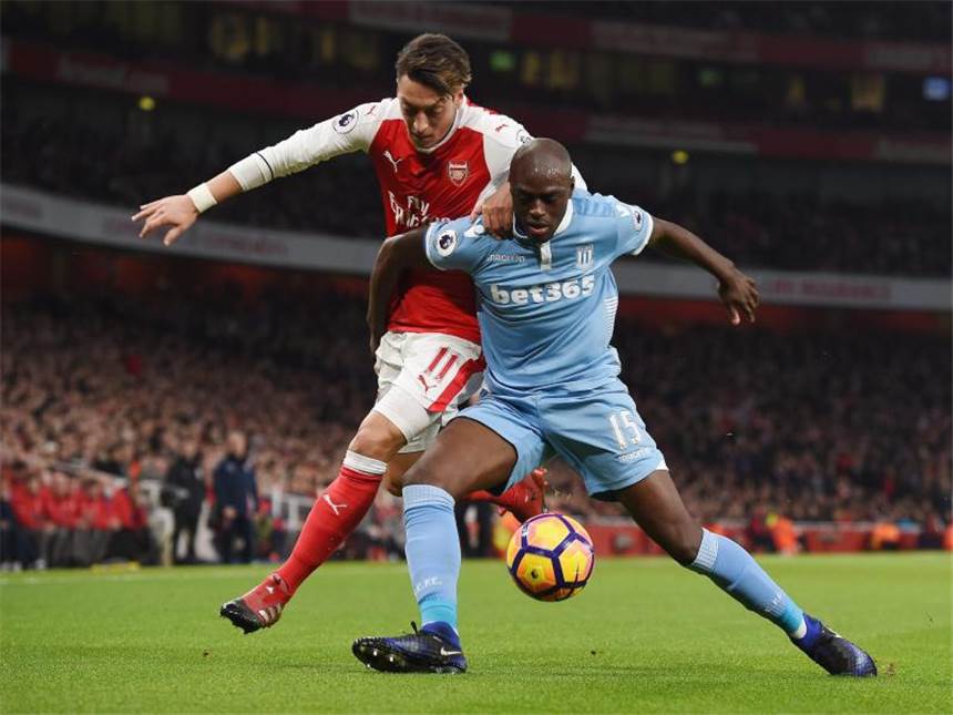 ManCity "verwirrt und gedemütigt" - Özil mit Köpfchen Arsenals Mesut Özil (l) kämpf gegen Bruno Martins Indi von Stoke City um den Ball. Foto: Andy Rain