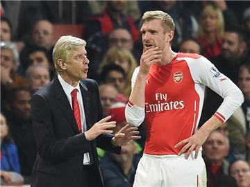Arsène Wenger und Per Mertesacker wollen Chelsea von der LIgaspitze vertreiben. Foto: Andy Raink