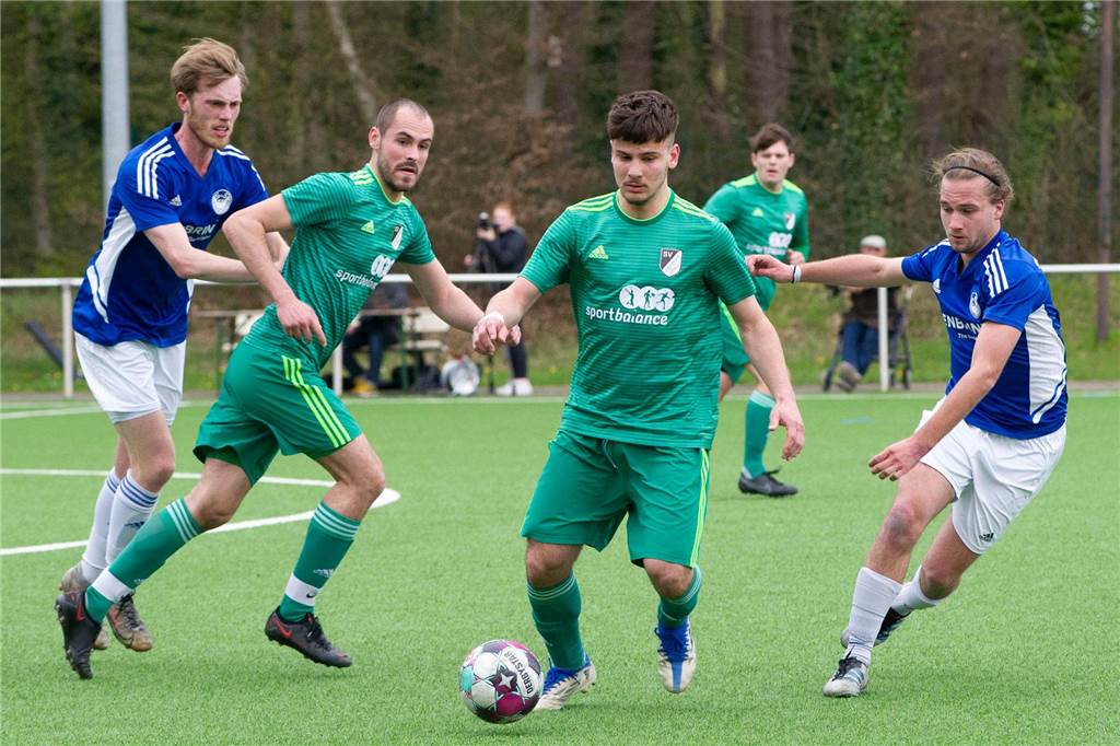Personalien beim SV Lippramsdorf: Ein Spieler geht zum FC Marl, einer kommt aus der Hülser Jugend Art Lushi am Ball