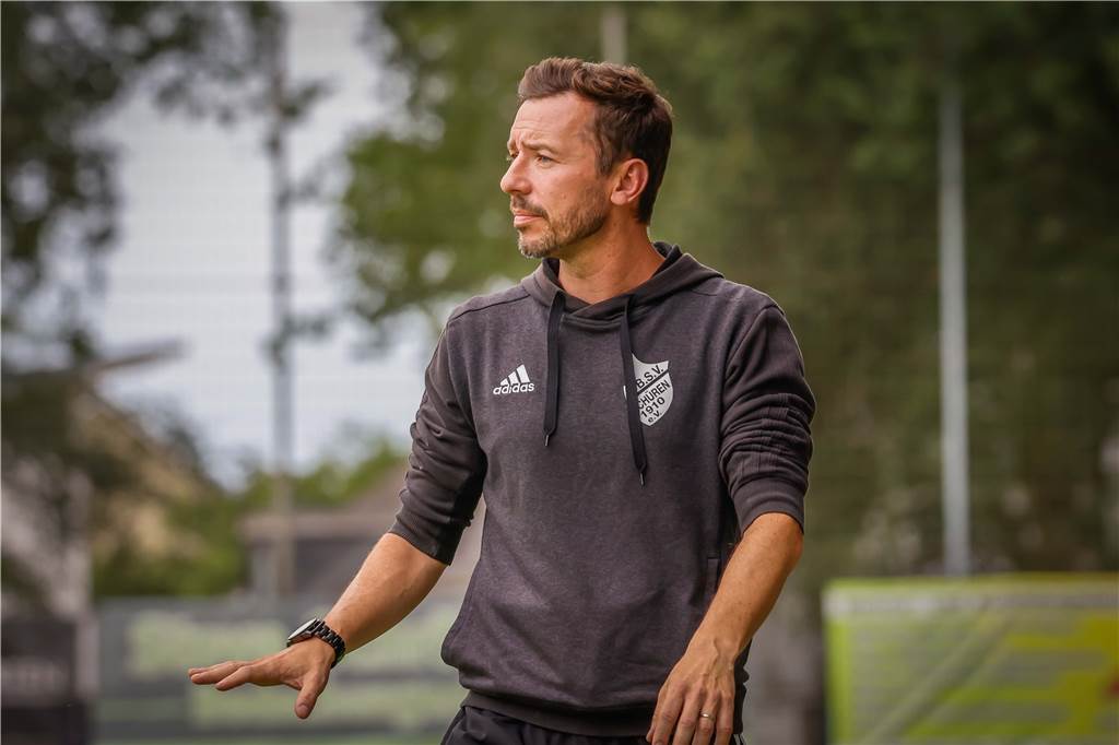 Mit 44 Jahren: Ex-Profi gibt sein Comeback beim BSV Schüren - im Stil von Günter Netzer Arthur Matlik ist Trainer des BSV Schüren.