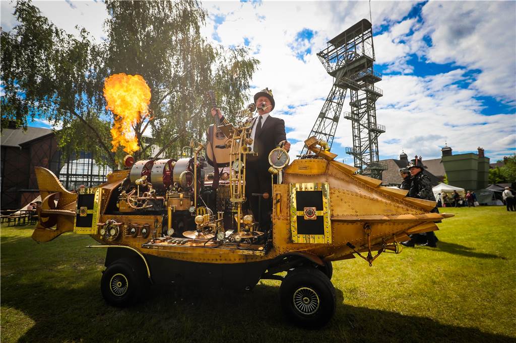 Steampunk, Artistik, Dampfmaschinen: Die Nostalgiekirmes in Bildern Arthur van Poppel (59) ist mit seiner Nautilus dabei.