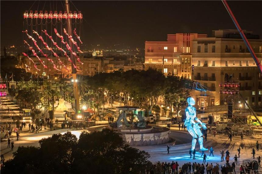 Valletta feiert sich als Kulturhauptstadt Artisten proben in Valetta auf Malta vor dem restaurierten Tritonenbrunnen für die Eröffnungsfeier. Foto: Stephen Busuttil Fmipp