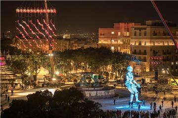 Artisten proben in Valetta auf Malta vor dem restaurierten Tritonenbrunnen für die Eröffnungsfeier. Foto: Stephen Busuttil Fmipp