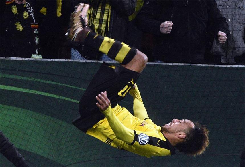 2:0 in Augsburg - BVB steht im Viertelfinale Artistisch: Pierre-Emerick Aubameyang bejubelt seinen Treffer zum 1:0.