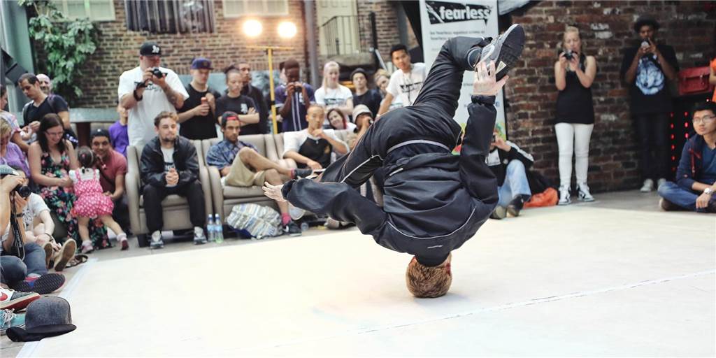 Tanz, Akrobatik und Jonglage: Straßentheater im Ruhrgebiet im August Artistische Einlagen dürfen beim Straßentheater nicht fehlen!