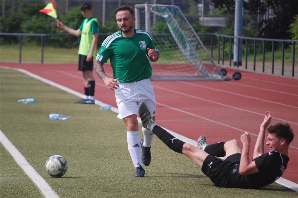 SG Selm siegt souverän zum Rast-Abschied Artur Enders läuft auf dem Spielfeld, ein Gegenspieler liegt am Boden.