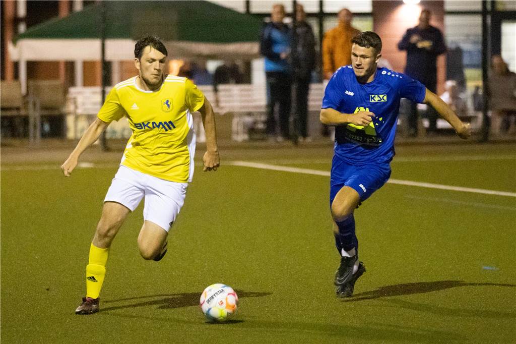 Kamener SC im ersten Durchgang völlig von der Rolle: BSV Heeren feiert Derbysieg Arut Onats (l.) im Laufduell mit Kamens Moritz Denninghoff.