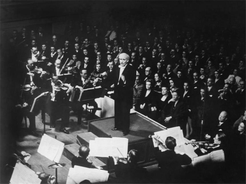 Arturo Toscanini beim Eröffnungskonzert nach dem Wiederaufbau der Mailänder Scala am 11.05.1946. Foto: dpa