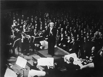 Arturo Toscanini beim Eröffnungskonzert nach dem Wiederaufbau der Mailänder Scala am 11.05.1946. Foto: dpa