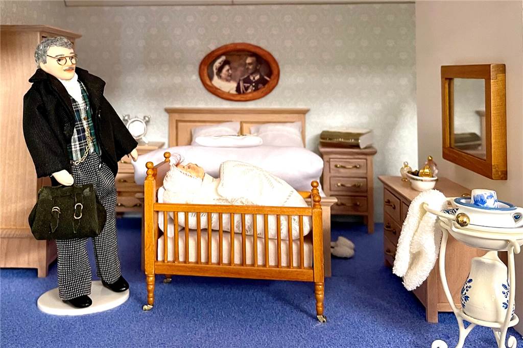 Feudales Leben im Mini-Format: Puppenhaus im Heimatmuseum zeigt irre Details Arztbesuch beim Neugeborenen - über dem Bett hängt ein echtes Hochzeitsfoto der "Puppenmutter" Elfriede Stein.