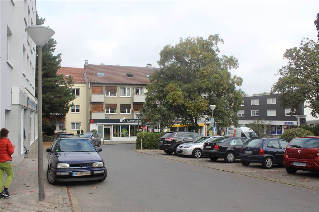 „Gefährliche Slalompiste“: Anwohner pochen auf Veränderungen an ihrer Straße Arztpraxen, Bankautomaten und verschiedene Gewerbe ziehen im Wellinghofer Zentrum Parkplatzsuchende an.