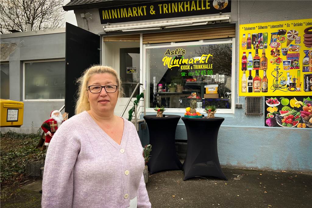 Neue Mini-Märkte versorgen Kirchderne - wenige Meter liegen dazwischen Arzu Saglam Kurtcu steht vor einem Mini-Markt in Dortmund-Kirchderne.