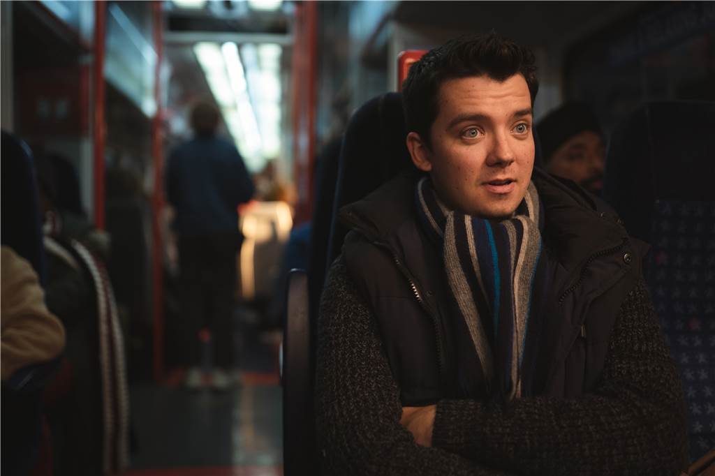 Unsere Streaming-Tipps zu Weihnachten: Von turbulent bis romantisch Der Schauspieler Asa Butterfield sitzt im Zug.