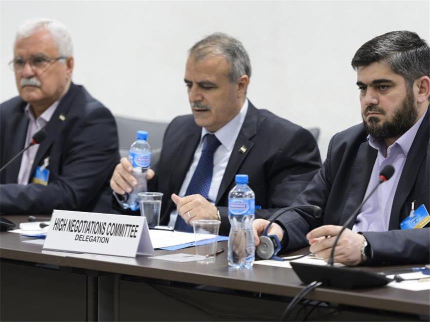 Opposition zu Zusammenarbeit mit Assad-Technokraten bereit Asaad al-Subi (M) stellte noch einmal klar, dass die syrische Führungsrige - er nennt sie «Terroristen» - keinen Einfluss auf eine Übergangsregierung haben darf. Foto: Fabrice Coffrini