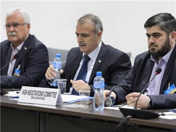 Asaad al-Subi (M) stellte noch einmal klar, dass die syrische Führungsrige - er nennt sie «Terroristen» - keinen Einfluss auf eine Übergangsregierung haben darf. Foto: Fabrice Coffrini