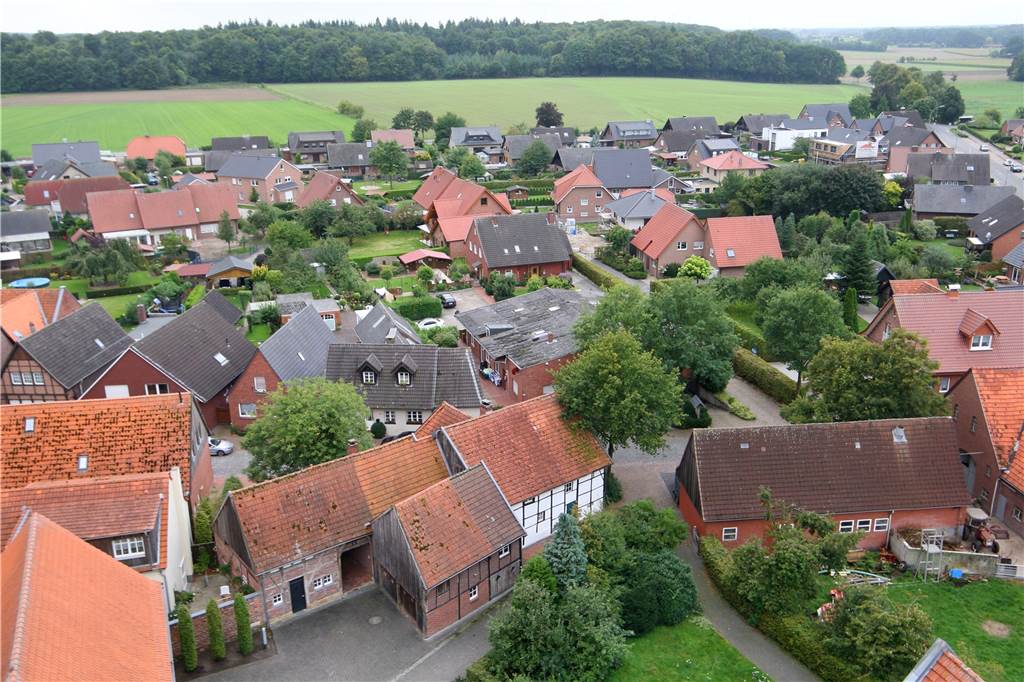 Asbeck: Viel Kultur, ein unschlagbarer Zusammenhalt, aber schlechte Verkehrsanbindung Asbeck vom Kirchturm aus gesehen