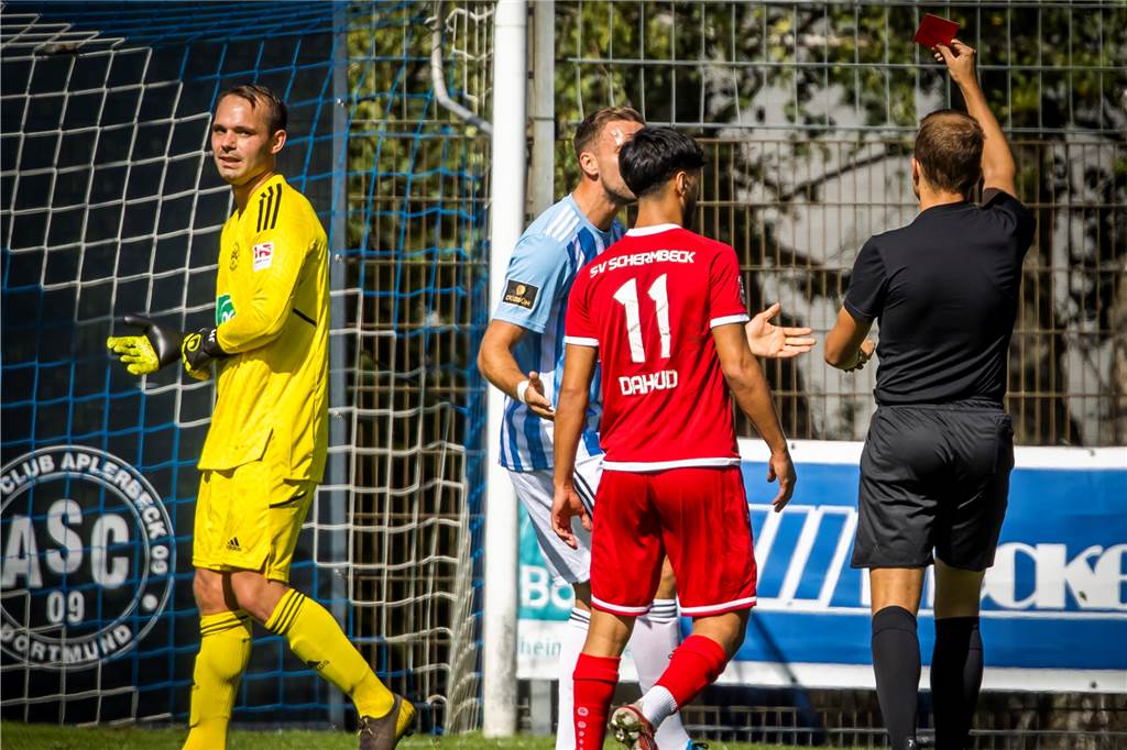 ASC 09 spielt lange in Unterzahl – am Ende fliegt auch noch Trainer Antonios Kotziampassis ASC-Torhüter Jan Held (l.) musste bereits in der 17. Minute nach einer Roten Karte das Feld verlassen.