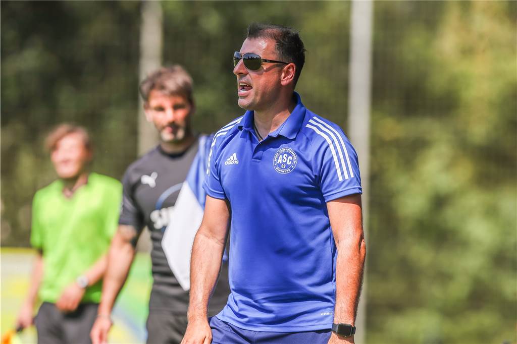 Der ASC 09 Dortmund hat entschieden, wer die nächsten zwei Jahre auf der Bank sitzt ASC-Trainer Antonios Kotziampassis bleibt für zwei weitere Jahre.