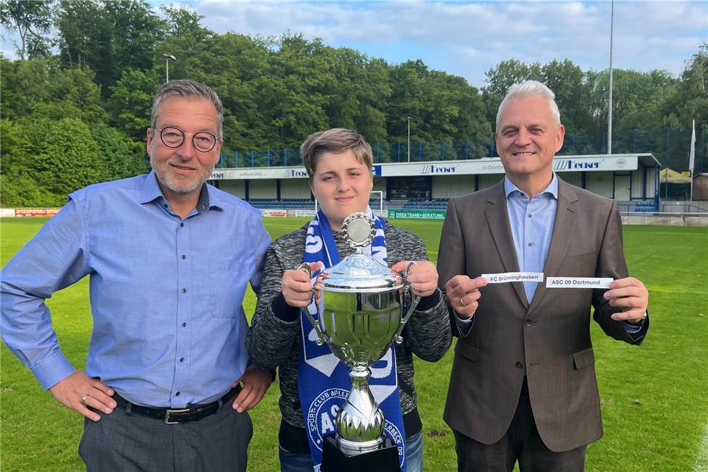 Taugliches Stadion für die Regionalliga: Dortmunder Klub führt erste erfolgreiche Umbau-Gespräche ASC-Vorsitzender Michael Linke, Losfee Jean-Pierre Kaht und Sponsor Dr. Andreas Appel (v.l.) bei der Auslosung des diesjährigen Hecker-Cups.