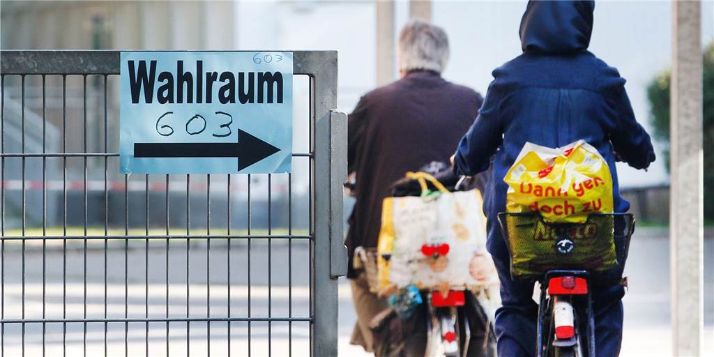 Ascheberg vor der Wahl: Rückt die SPD der CDU weiter auf die Pelle? Menschen fahren mit dem Fahrrad zum Wahlraum