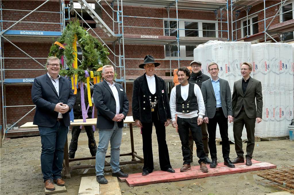 Aschebergs Bürgermeister Thomas Stohldreier, St. Lambertus-Einrichtungsleiter Volker Eilermann, Vertreter der Zimmerleute, Pfarrer Stefan Schürmeyer, Thorsten Pieper und Stephan Chilla, beide Vorstand Heilig-Geist-Stiftung Dülmen.