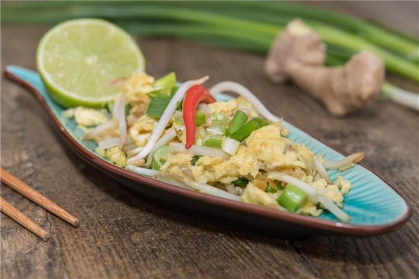 Asia-Rührei verfeinert man am besten mit einem Spritzer Limettensaft und verrührt vorher die Eier mit drei Esslöffeln Kokosmilch. Foto: Robert Günther