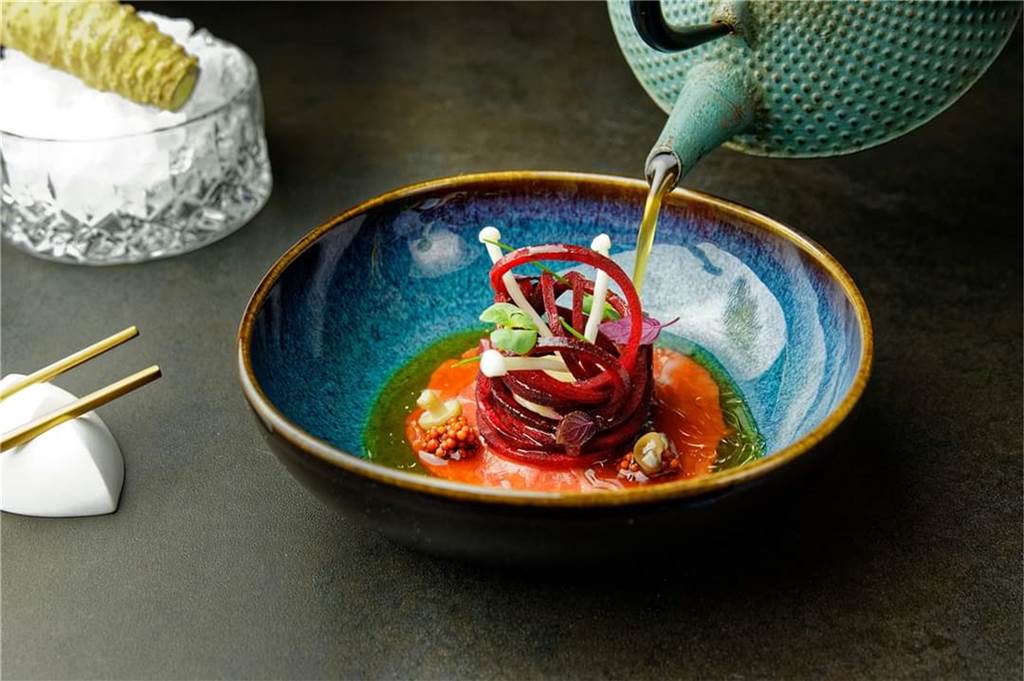 Sternekoch Pierre Beckerling: Küchenkünstler zwischen Ruhrpott und Shanghai Asien lässt grüßen: Das klassische japanische Shabu Shabu mit Beef Carpaccio und roter Beete wird mit heißem Rindersud angegossen.