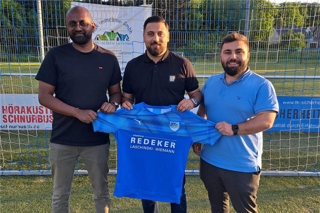 BW Alstedde angelt sich den nächsten Neuzugang Aslan Arslan hält ein Trikot von BW Alstedde.
