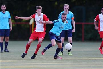 Aslan Kul (am Ball) und der VfB Habinghorst, hier gegen Merklindes Linus Budde, treffen auf den DSC Wanne II. 