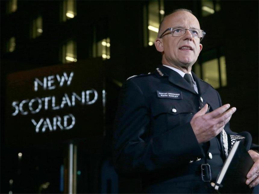 Nach London-Anschlag: Festnahme und Wohnungsdurchsuchung Assistant Commissioner Mark Rowley bei einer Pressekonferenz vor dem Gebäude von New Scotland Yard in London. Foto: Tim Ireland