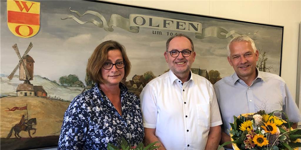 Astrid Diekerhoff: Die Frau, auf die Olfens Bürgermeister zählen kann Astrid Diekerhoff arbeitet seit 40 Jahren im Öffentlichen Dienst. Olfens Bürgermeister Wilhelm Sendermann (r.) und Beigeordneter Günter Klaes wissen, was sie an ihr haben.