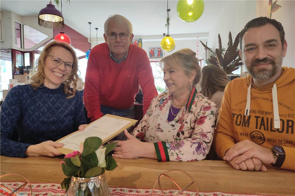 Kunstcafé in Lünen: Neustart mit vielen Gästen und einem Geburtstagskind Astrid Linn (l.) und Frank Ahlrichs (r.) von der Stadt Lünen übergaben den Eheleuten Fasse am Eröffnungstag des Kunstcafés noch einen Förderbescheid von 2500 Euro, bei dem es sich hauptsächlich und Landesmittel handelt.