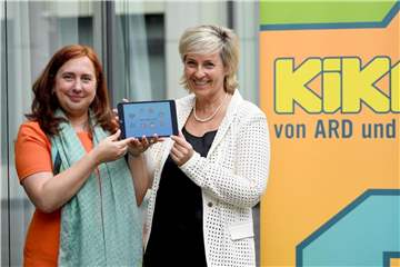 Astrid Plenk (l), Programmgeschäftsführerin des Kinderkanals Kika, und Karola Wille, Intendantin des MDR, haben die Mediathek-App „KiKa-Player“ vorgestellt. Foto: Britta Pedersen