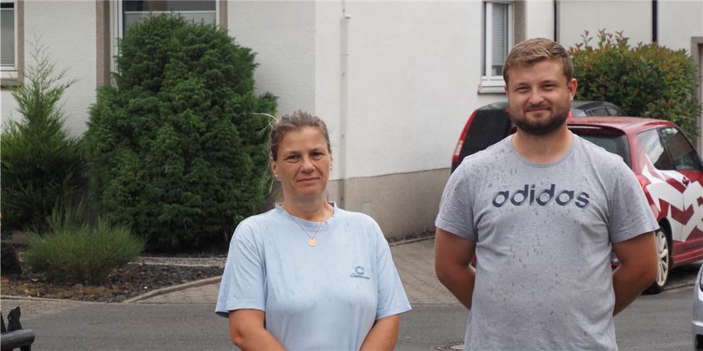 Hochwasser: Viele Niederadener haben noch immer mit den Folgen zu kämpfen Astrid und Patrick Dähn stehen auf der Straße, auf der vor einem Jahr kniehoch das Wasser stand.