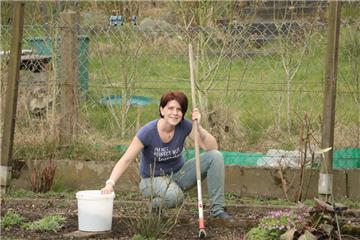 Astrid Uskow bei der Gartenarbeit: Die Familie hatte ihren Garten mit Blumen, Gemüse und Obst bepflanzt - vieles davon ist hinweggeschwemmt .