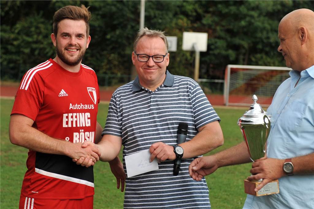 „Um ein Zeichen zu setzen“: Kreisliga-Trainer verzichtet bis Saisonende auf Bezahlung ASV-Abteilungsleiter Michael Beuting (M.) lobt die Geste des Trainers.