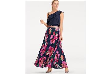 Asymmetrie ist eines der Trendthemen der Saison - vor allem die schräg sitzenden Ausschnitte mit einer freiliegenden Schulter - wie das zum Beispiel auch Heine im Programm hat (Plisseerock ca. 80 Euro, Top ca. 30 Euro, Gürtel ca. 80 Euro, Pumps ca. 80 Euro). Foto: Heine/dpa