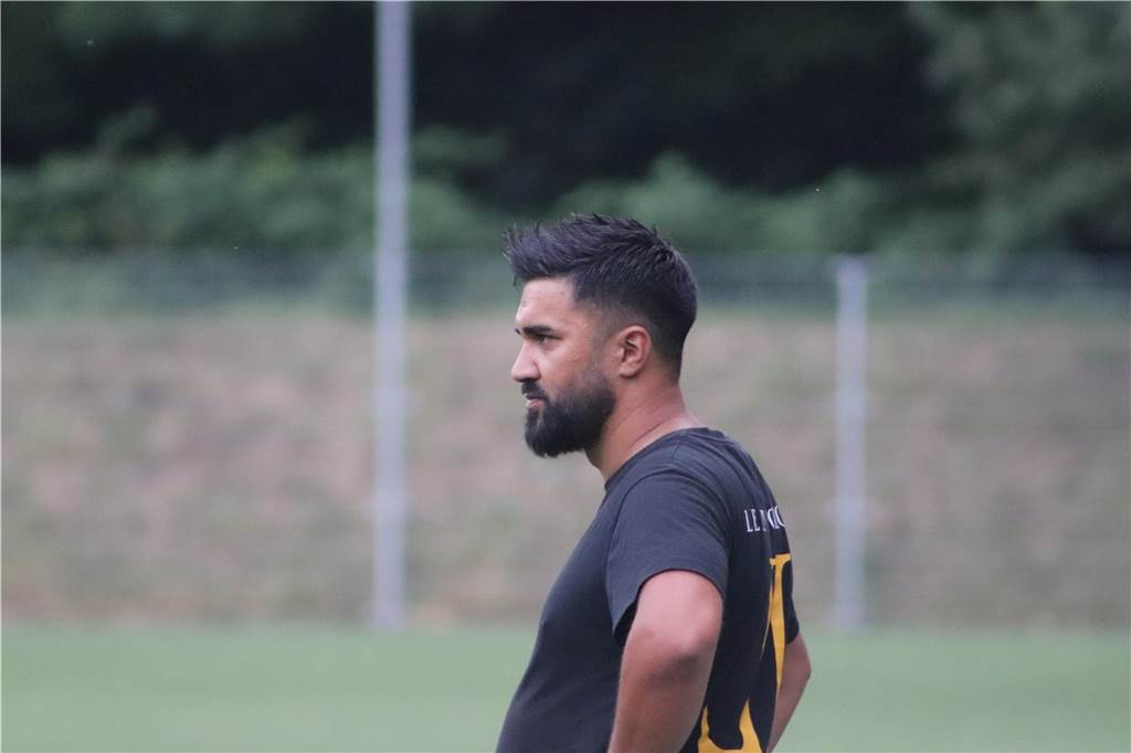 Kuriose Situation in Dortmunder B-Liga mit Lüner Teams Ataley Cicek blickt auf das Spielfeld.