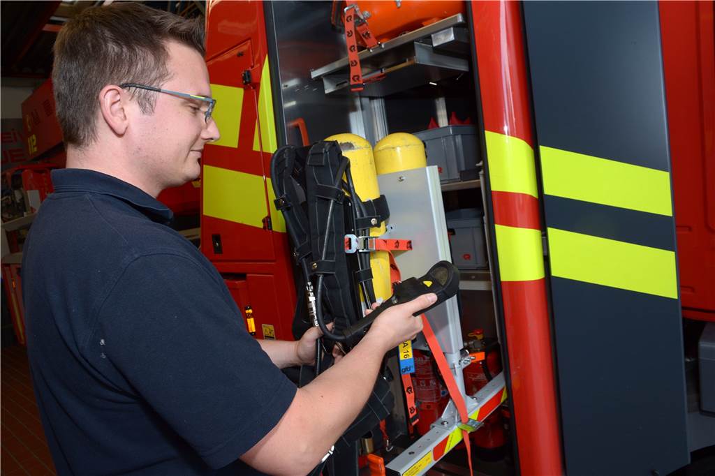 Feuerwehrmann Björn Spatzier (30) ist Lebensgefahr nicht fremd Atemschutzgerät und Co. müssen bei jedem Einsatz griffbereit sein.