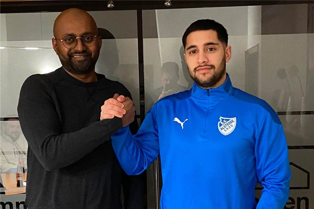 Neuer Offensivspieler für Blau-Weiß Alstedde Athavan Varathan begrüßt Hakan Uzun bei Blau-Weiß Alstedde.