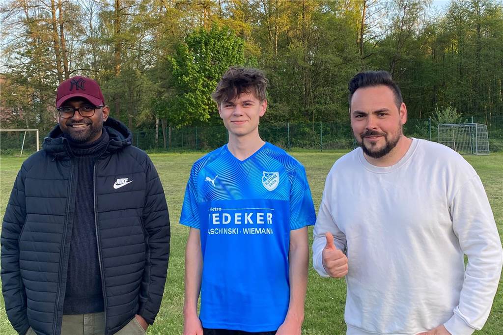 Neuer Linksverteidiger für Blau-Weiß Alstedde Athavan Varathan (l.) und Nico Anders (r.) begrüßen Nick Hennecke (m.) bei Blau-Weiß Alstedde.