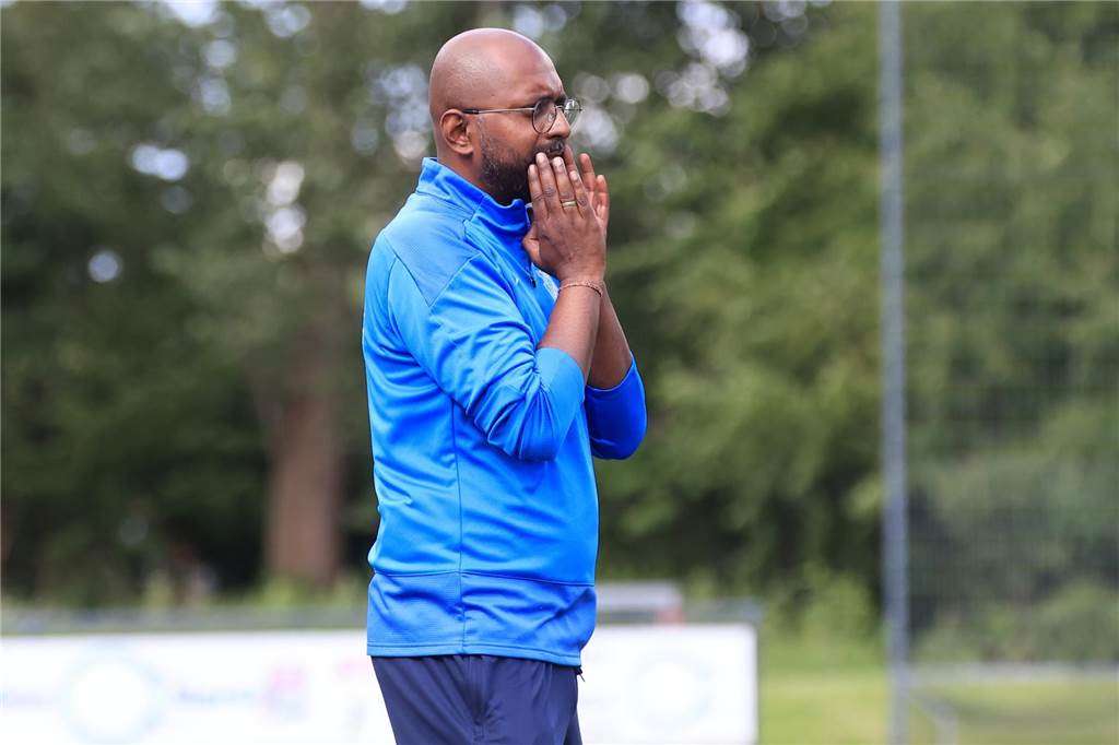 Lüner SV präsentiert neuen Sportlichen Leiter Athavan Varathan steht an der Seitenlinie