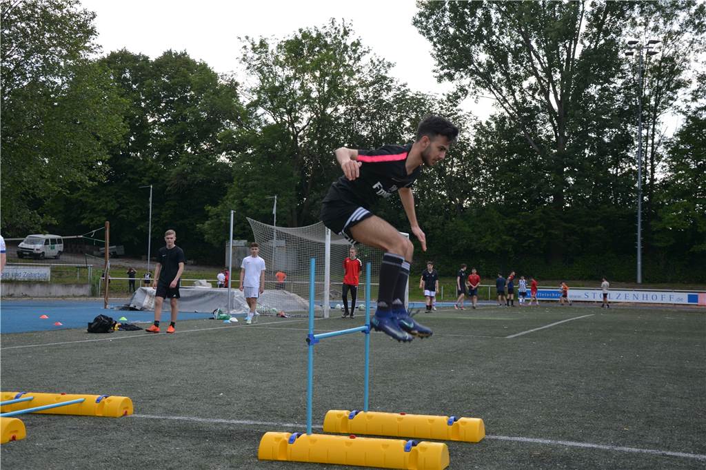 Erstes Training nach Corona-Pause: BV Brambauers B-Junioren begeistert zurück Athletiktraining: Einer nach dem anderen. Wer nicht an der Reihe ist, steht in der Reihe - mit 1,5 bis zwei Metern Abstand.